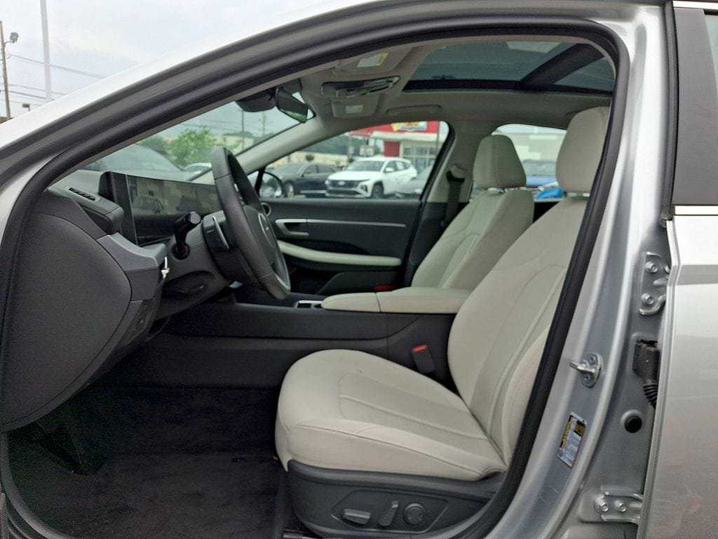 Used 2025 Hyundai Sonata SEL FWD image 13