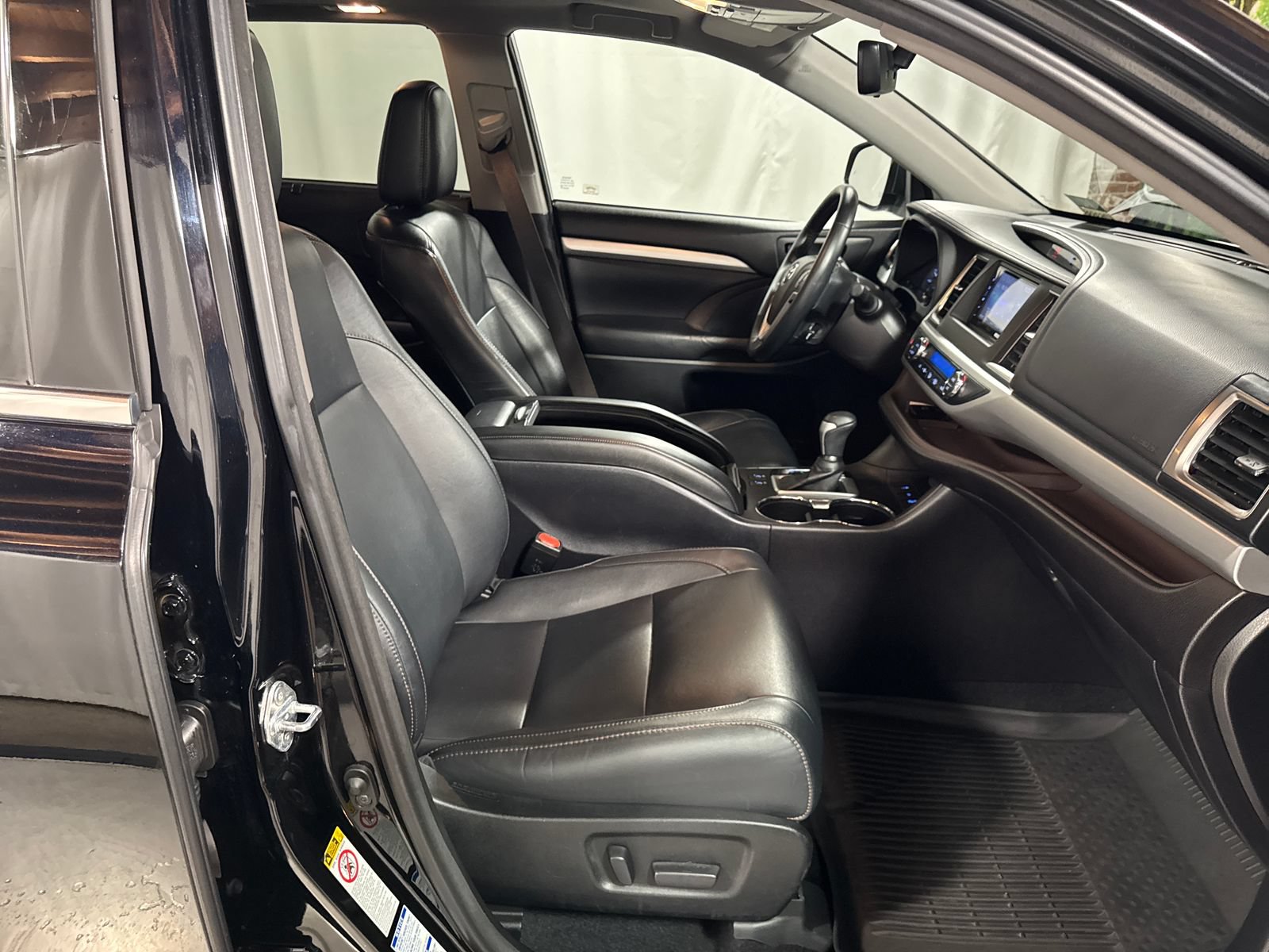 Used 2018 Toyota Highlander XLE AWD/4WD image 27