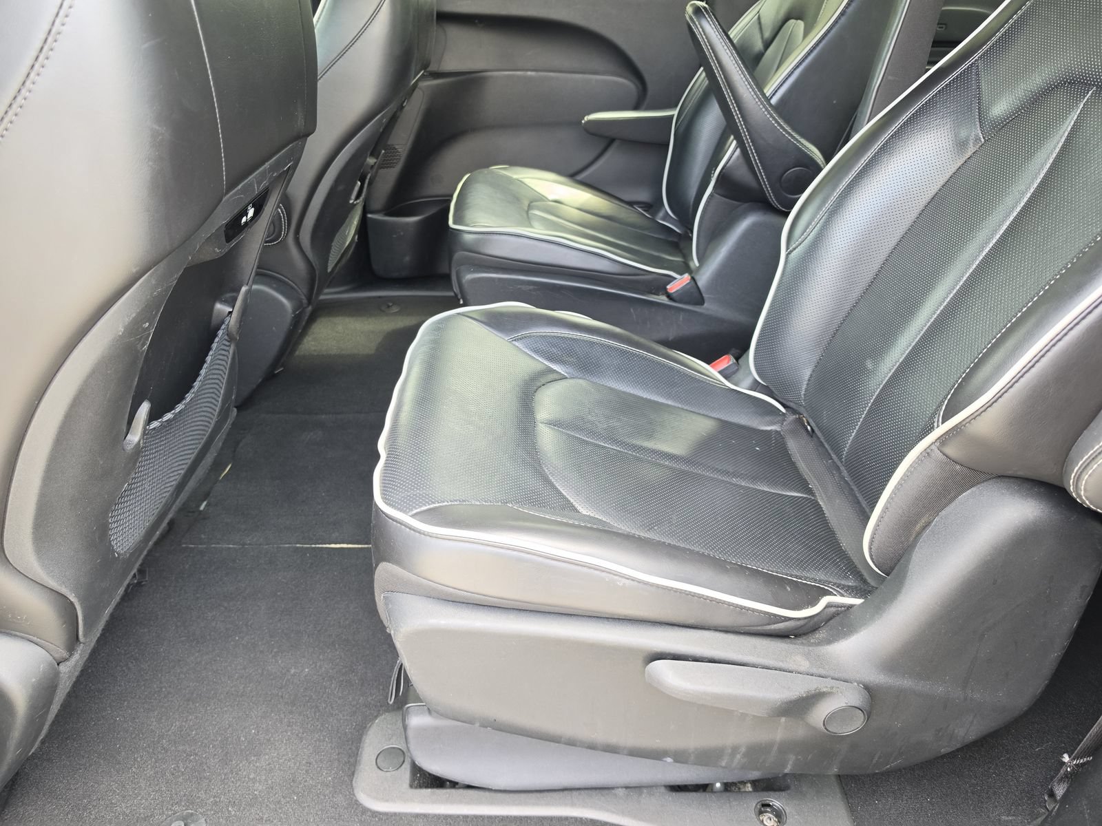 Used 2024 Chrysler Pacifica Premium FWD image 14