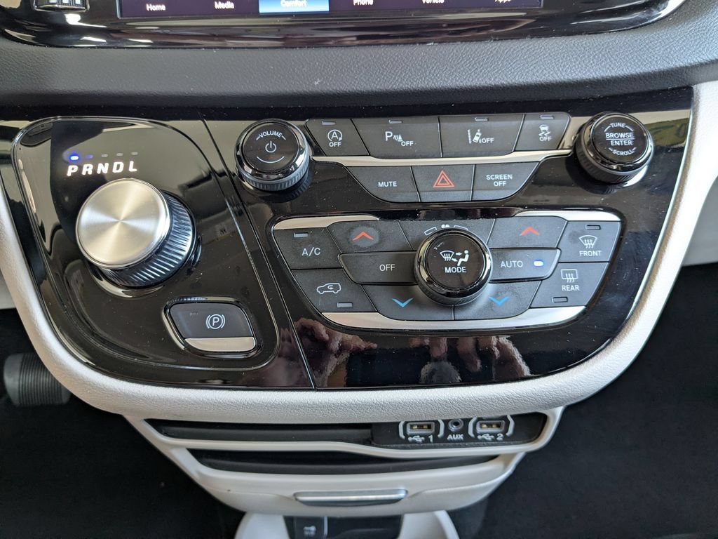 Used 2024 Chrysler Pacifica Touring-L FWD image 11