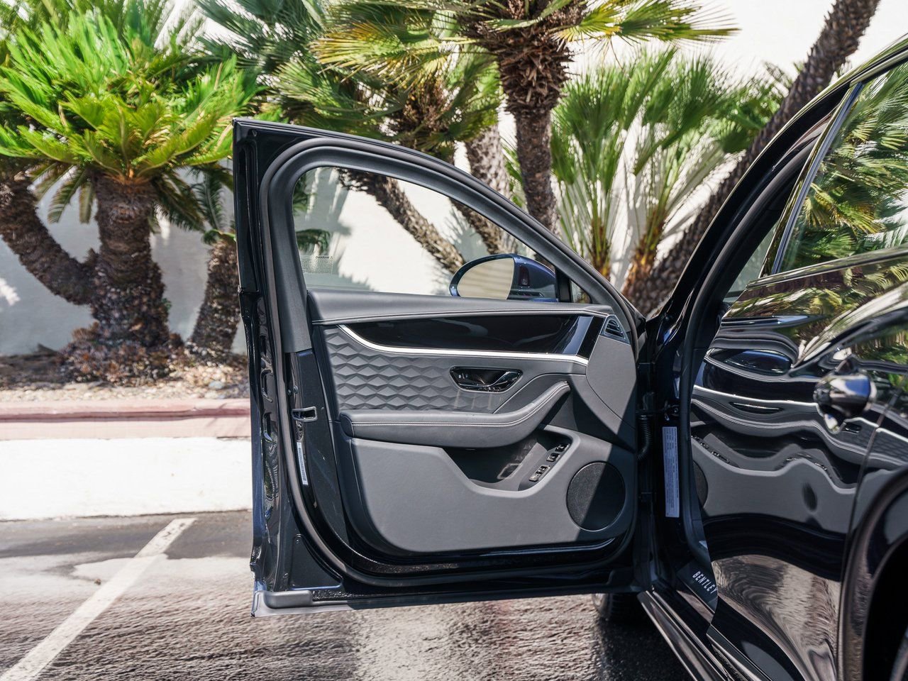 Used 2025 Bentley Flying Spur Plug-In Hybrid image 26