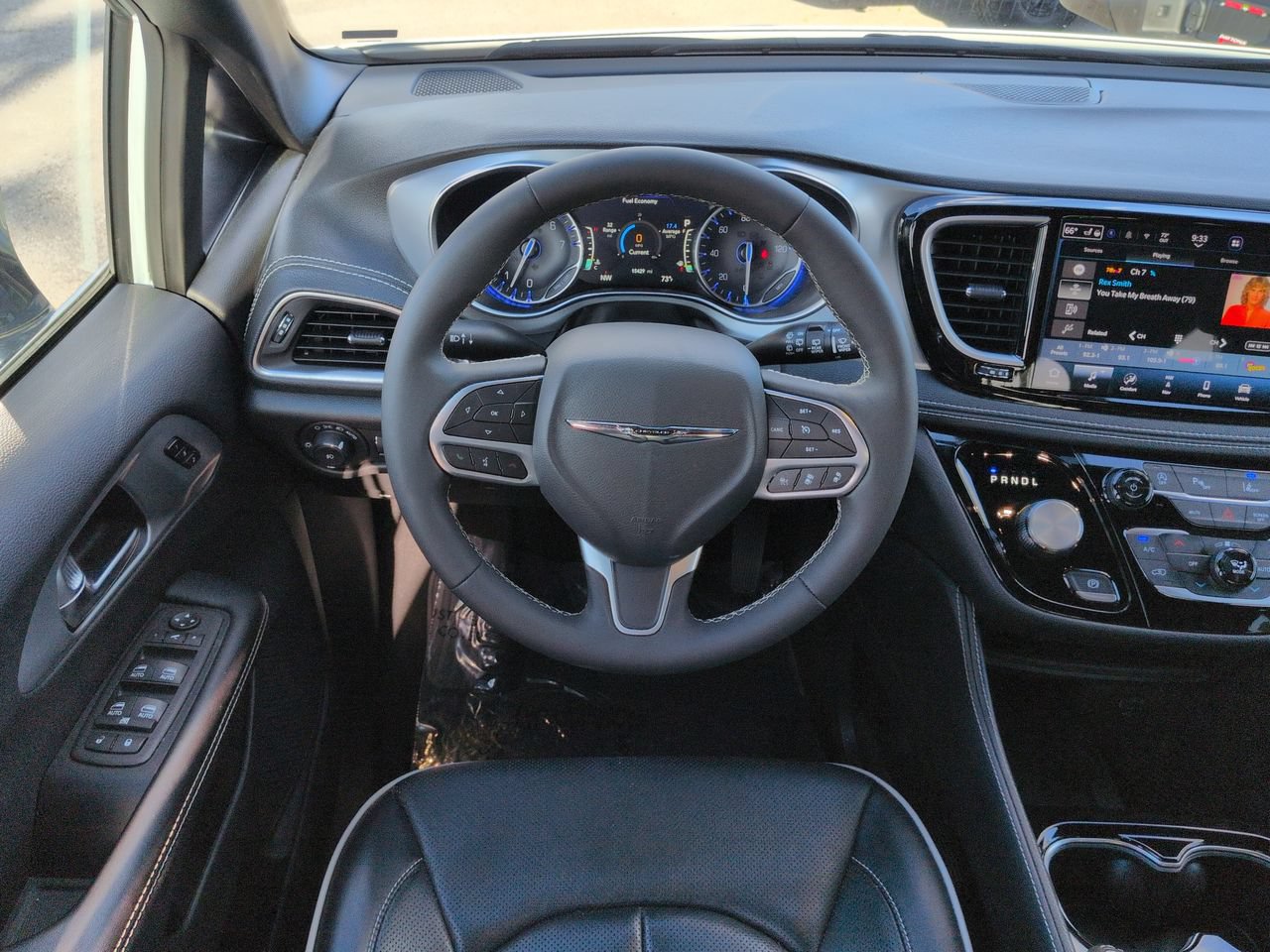 Certified 2026 Chrysler Pacifica Limited FWD image 14