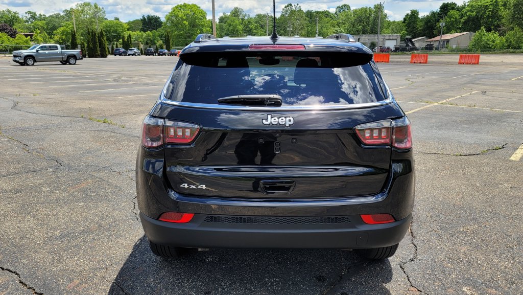 Used 2024 Jeep Compass Latitude AWD/4WD image 10