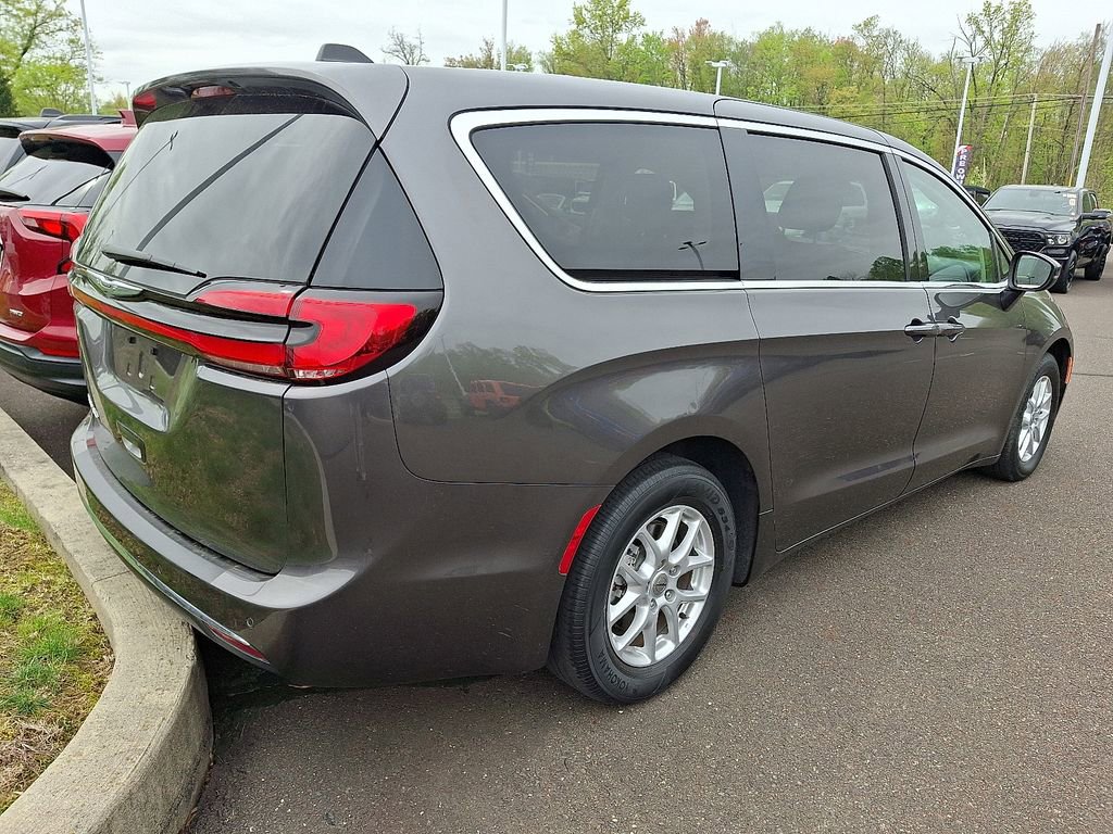 Used 2023 Chrysler Pacifica Touring-L FWD image 5