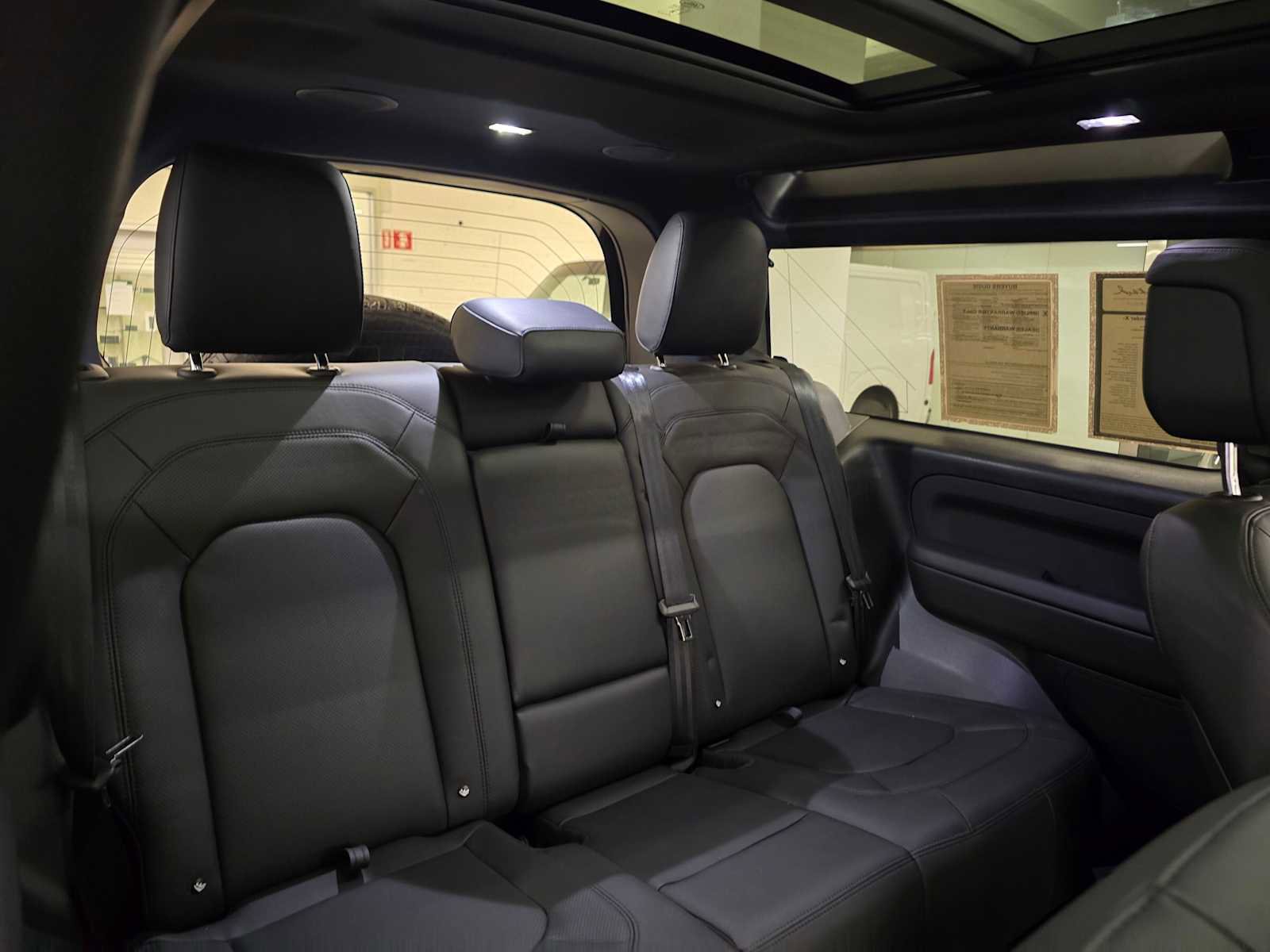 Used 2025 Land Rover Defender 90 X-Dynamic SE image 14