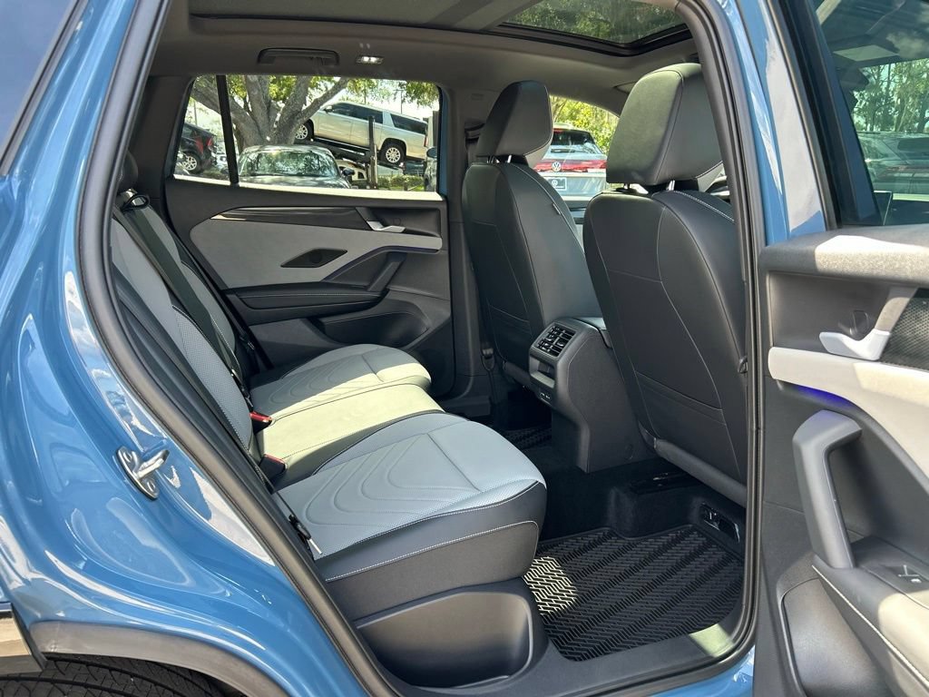 Certified 2025 Volkswagen Tiguan SE R-Line FWD image 48