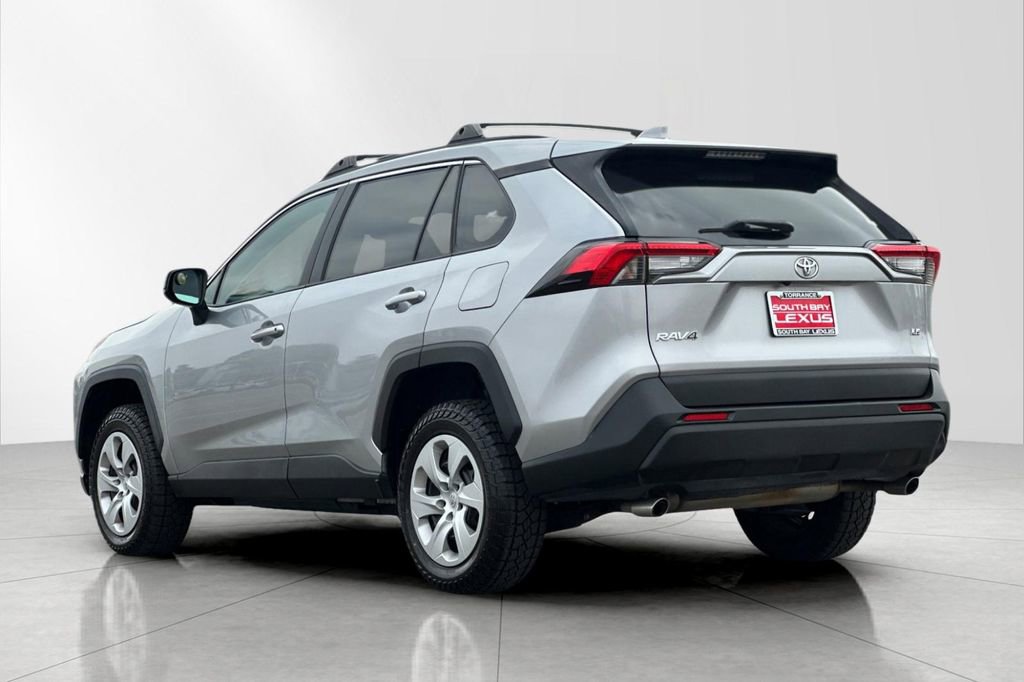 Used 2021 Toyota RAV4 LE FWD image 4