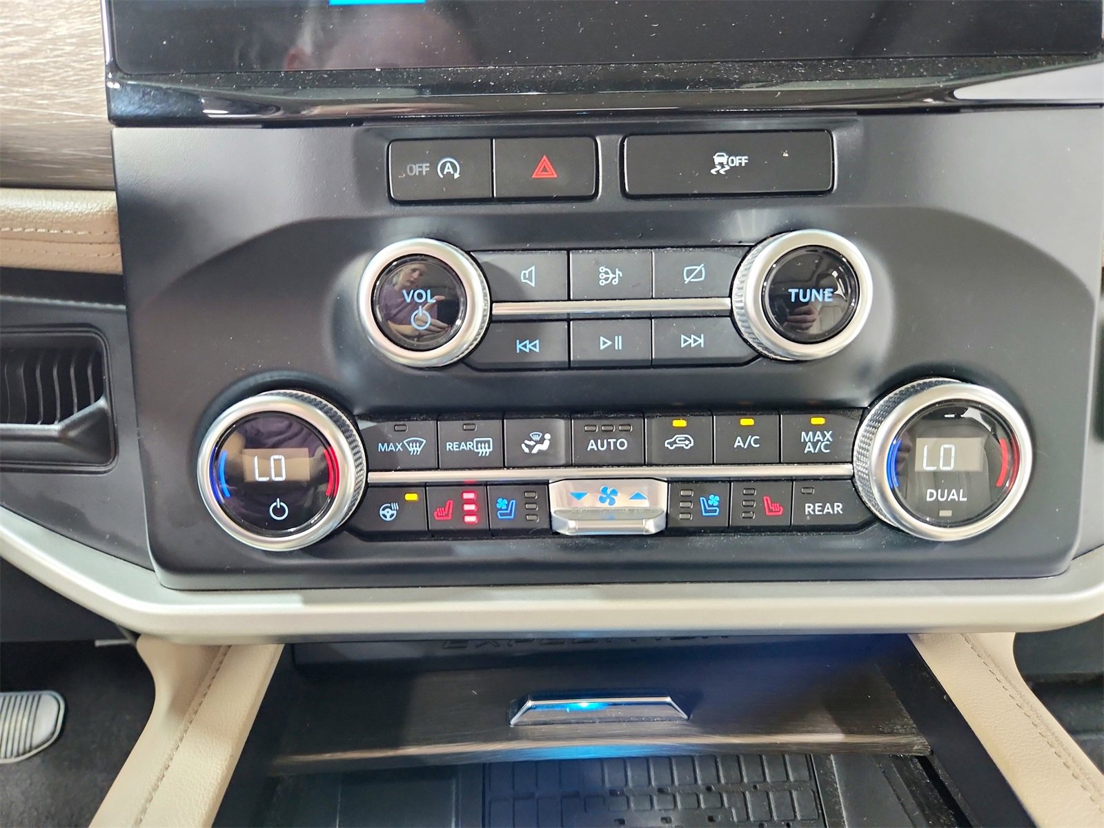 Used 2024 Ford Expedition Limited image 32