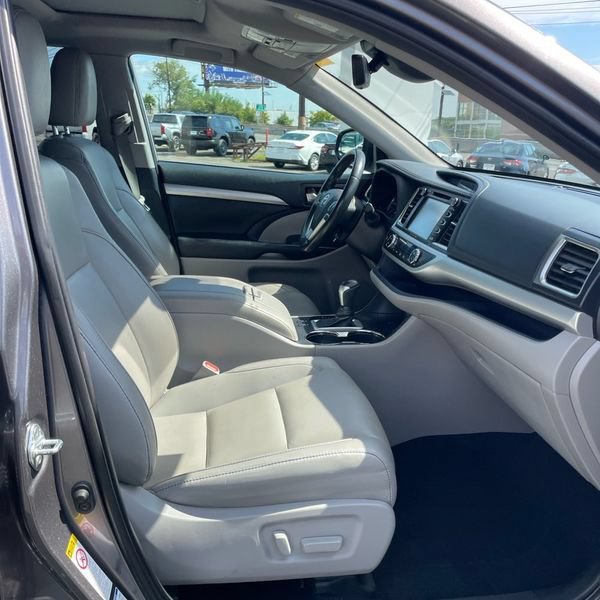 Used 2019 Toyota Highlander XLE AWD/4WD image 23