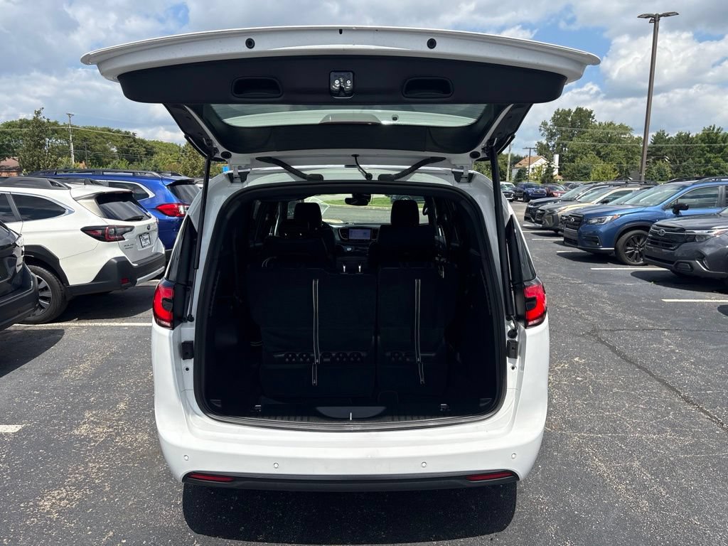Used 2023 Chrysler Pacifica Touring-L w/ S Appearance Package AWD/4WD image 8