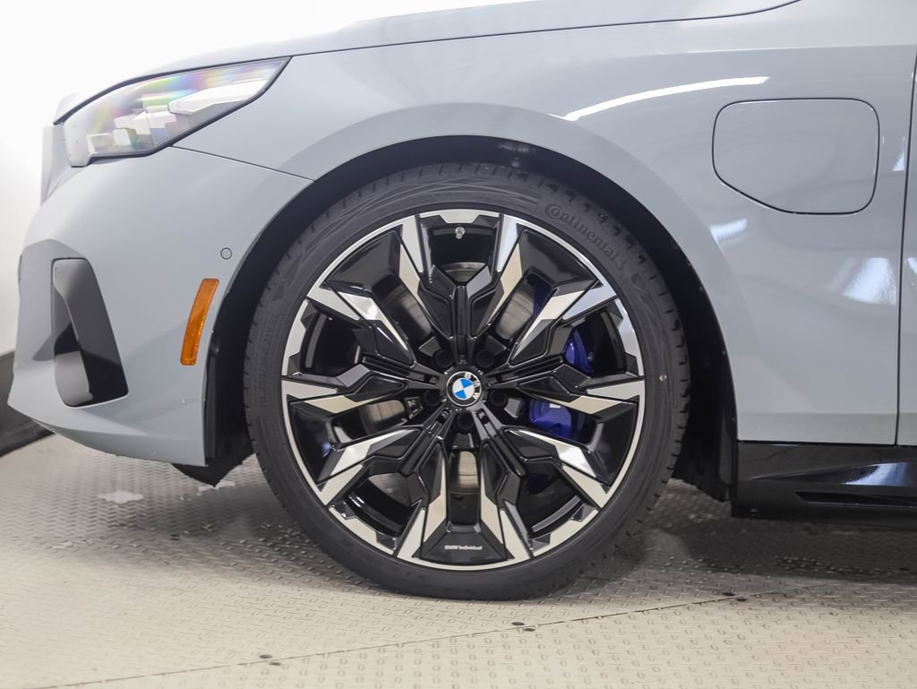 New 2026 BMW 550e xDrive image 2