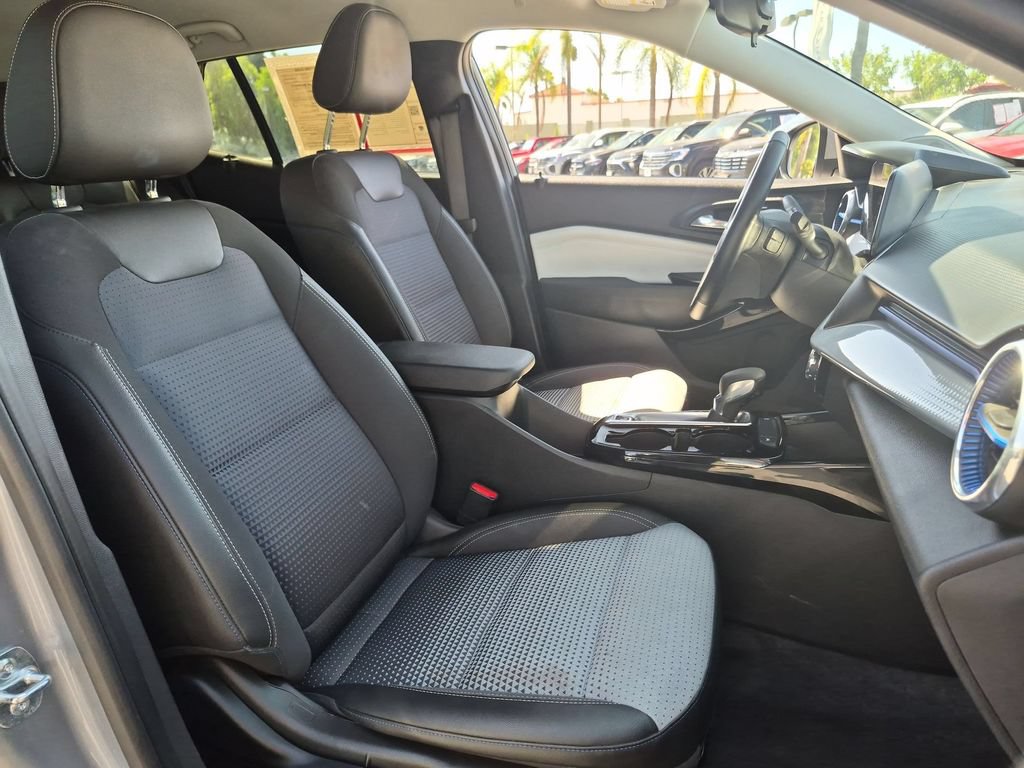 Used 2025 Chevrolet Trax LT w/ LT Convenience Package FWD image 31