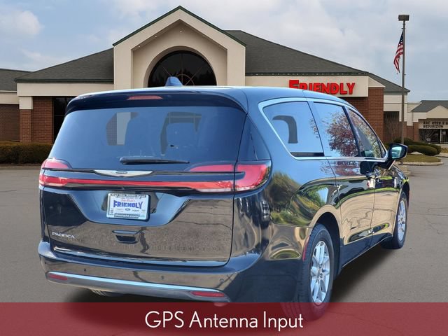 Used 2024 Chrysler Pacifica Touring-L FWD image 3