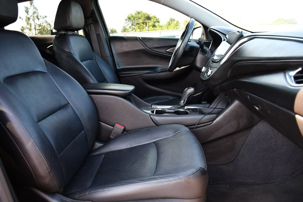 Used 2018 Chevrolet Malibu Hybrid w/ Leather Package FWD image 31