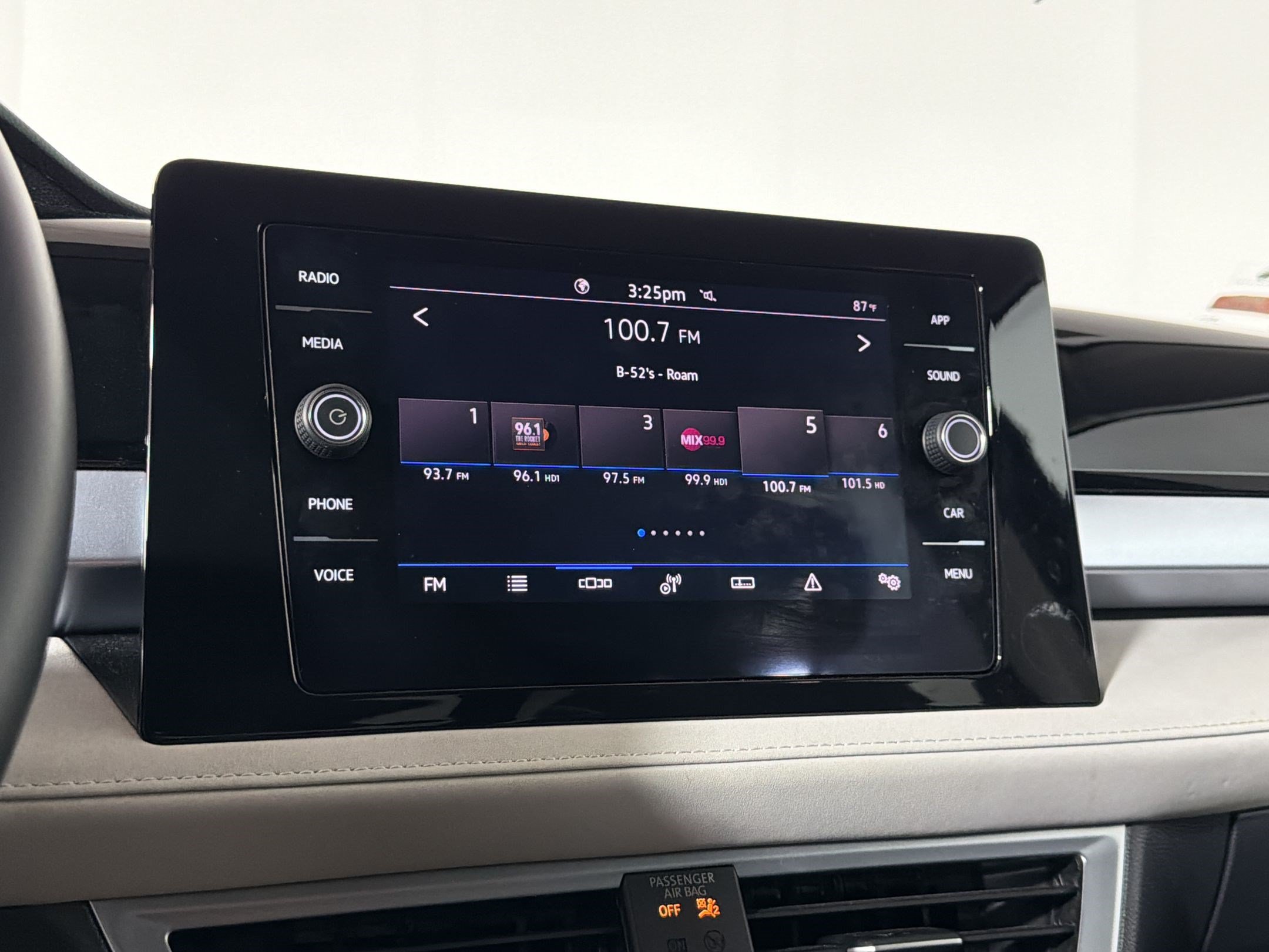 Used 2025 Volkswagen Taos SE FWD image 18