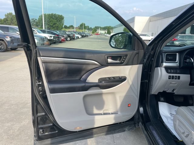 Used 2019 Toyota Highlander Limited w/ Protection Package #3 AWD/4WD image 32