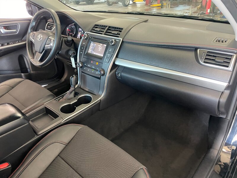 Used 2016 Toyota Camry SE FWD image 19