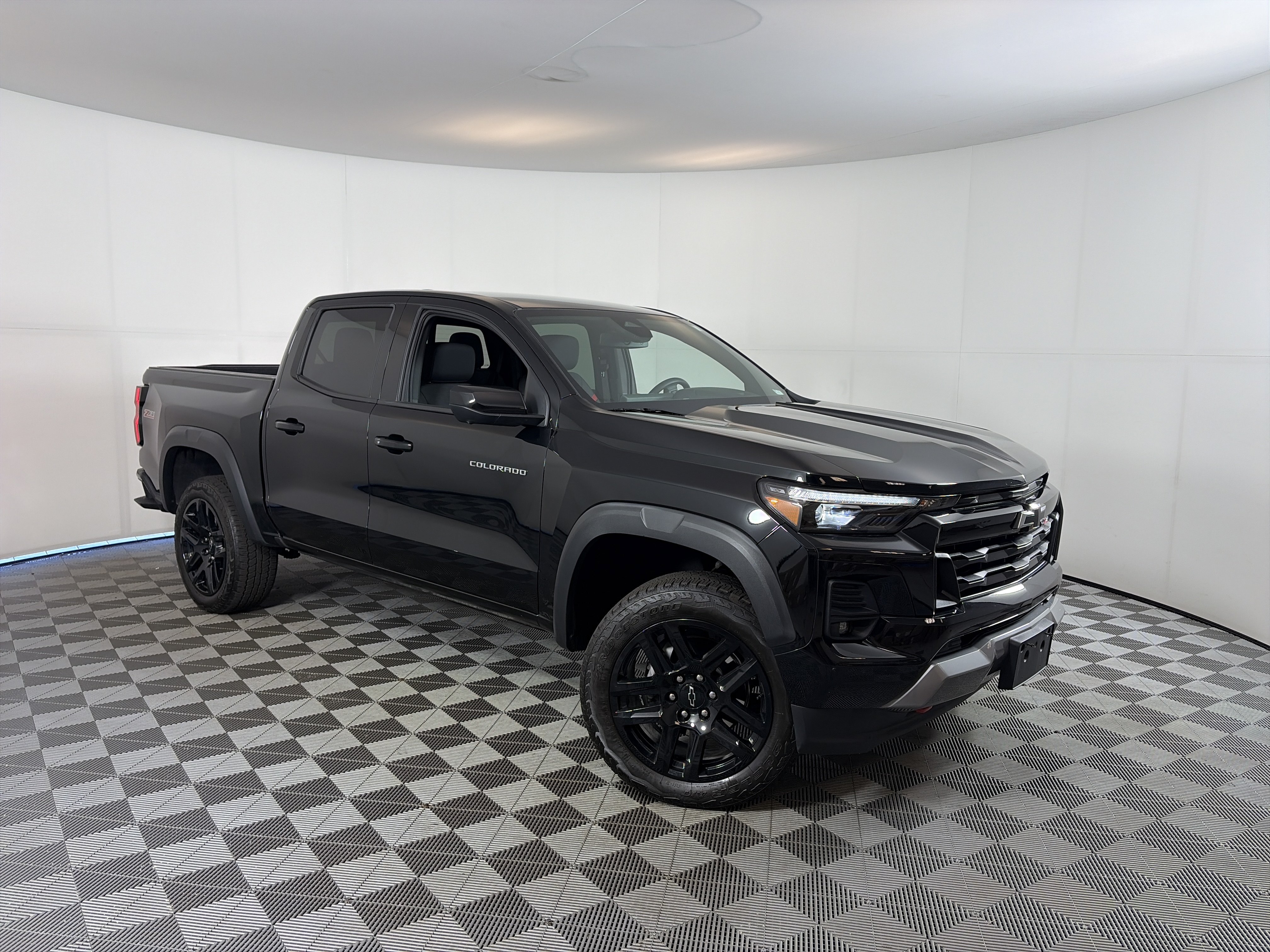Used 2024 Chevrolet Colorado Z71 w/ Z71 Convenience Package 2 AWD/4WD image 1