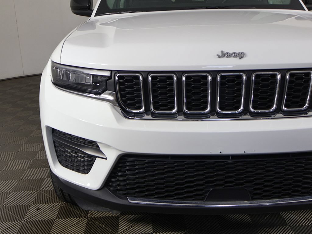 Used 2023 Jeep Grand Cherokee Laredo AWD/4WD image 11
