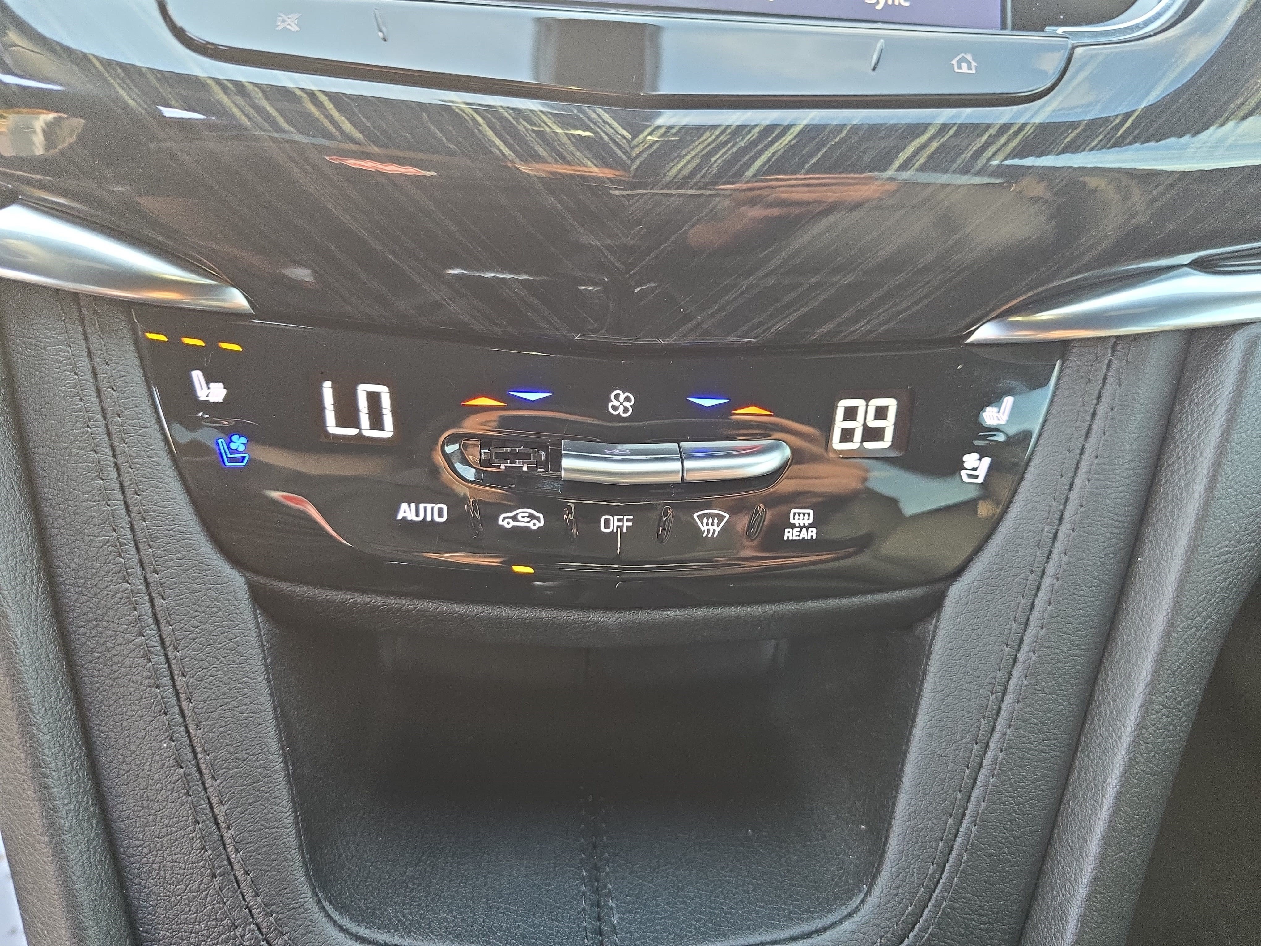 Used 2023 Cadillac XT6 Premium Luxury w/ Technology Package FWD image 21