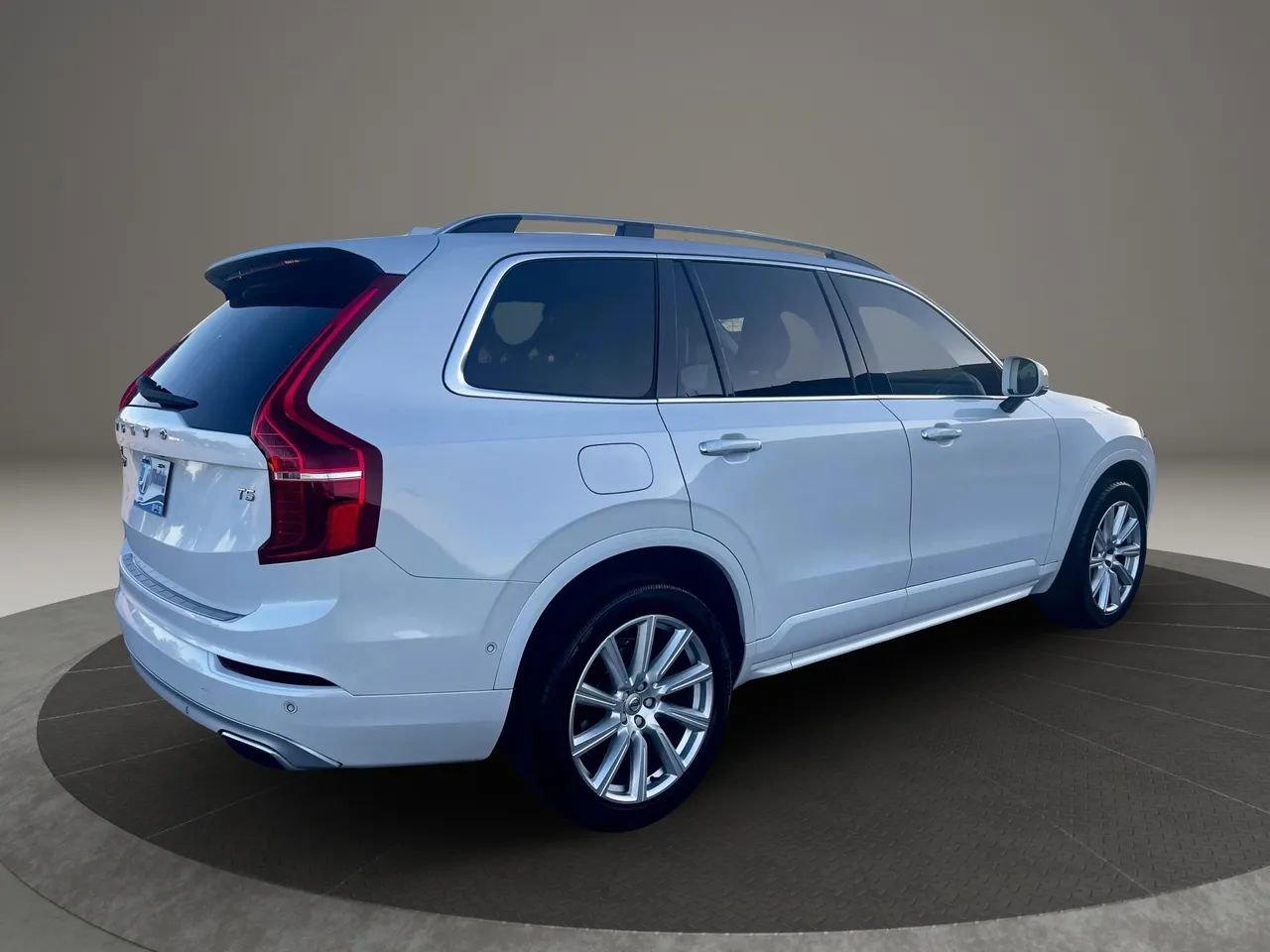 Used 2017 Volvo XC90 T5 Momentum w/ Vision Package image 15