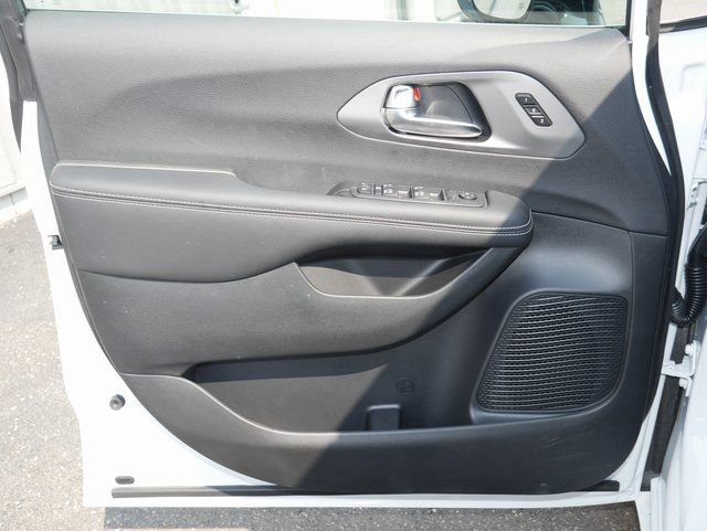 New 2026 Chrysler Pacifica Select image 14