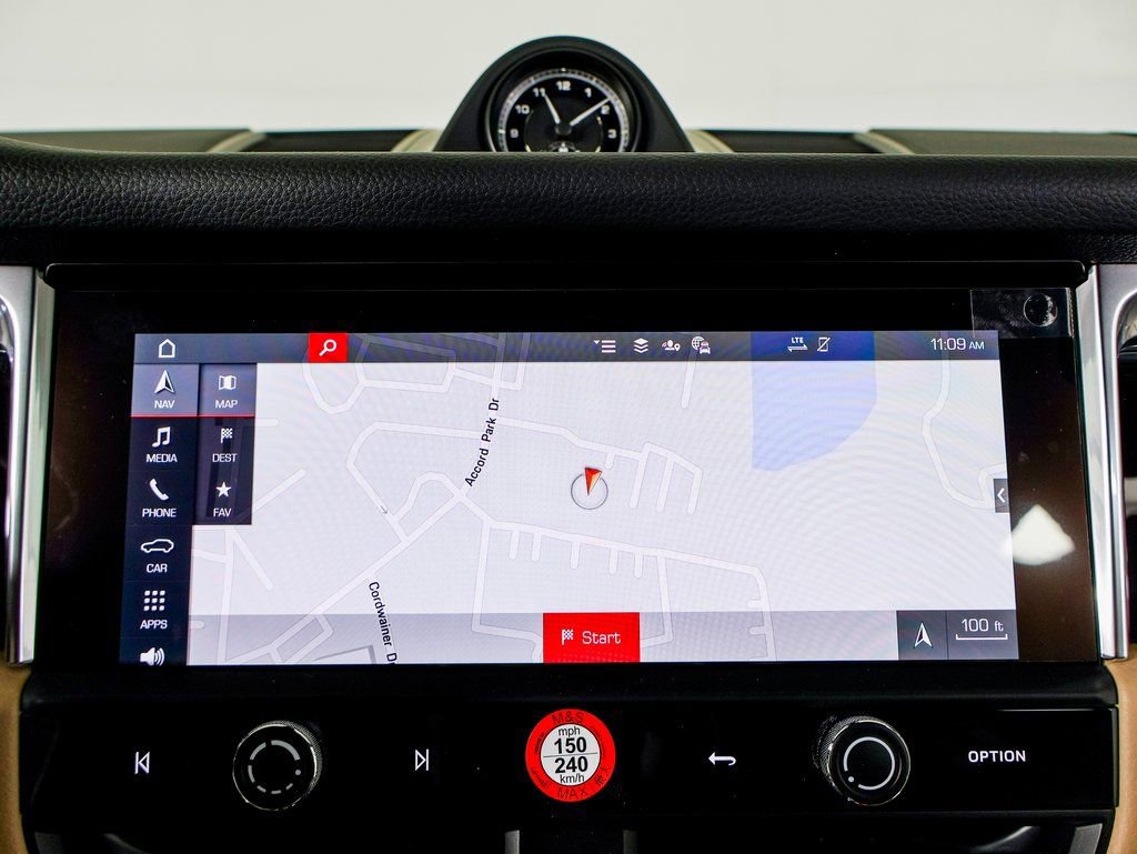 Certified 2025 Porsche Macan image 13