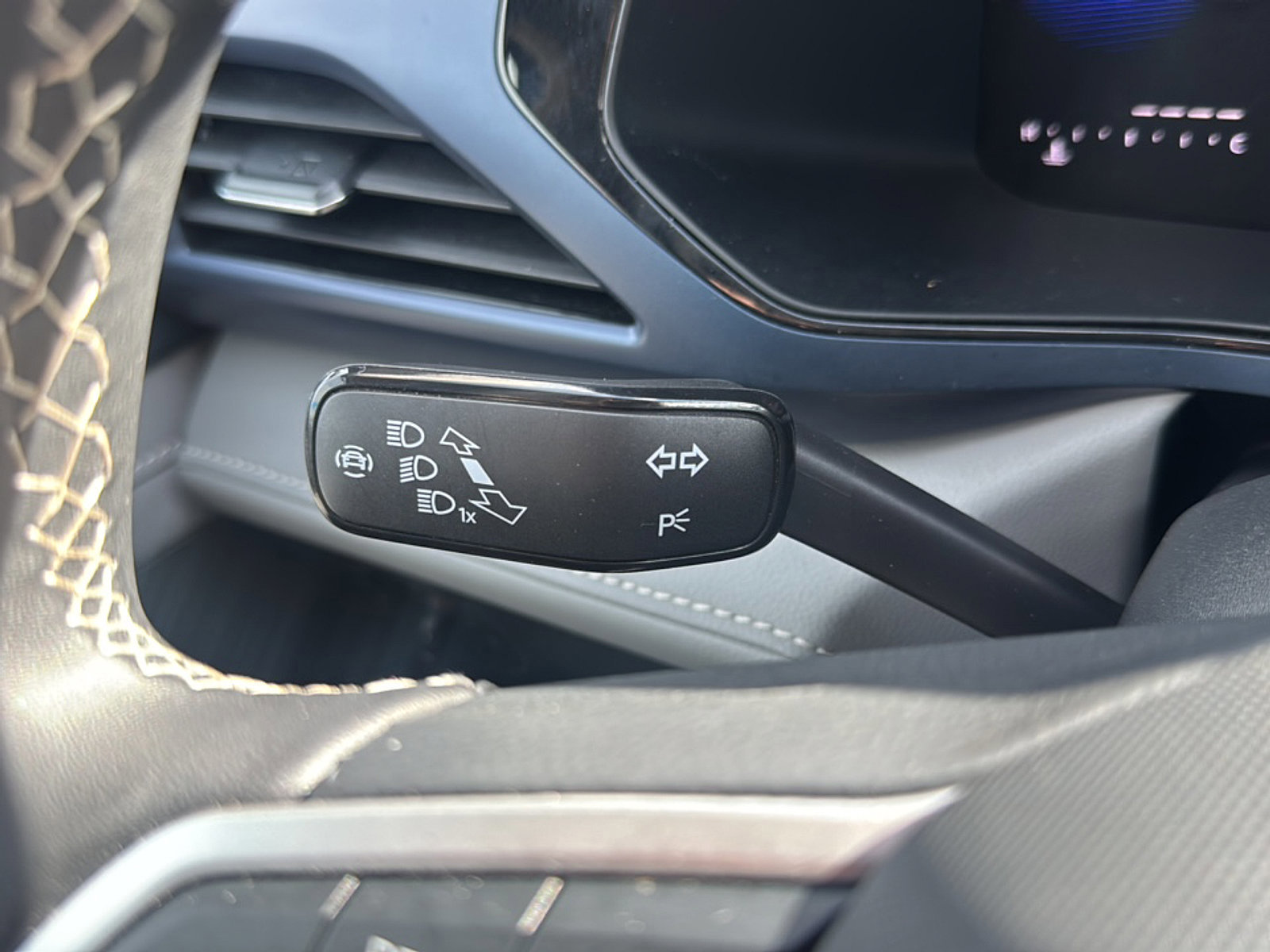 Used 2024 Volkswagen Taos SE image 32