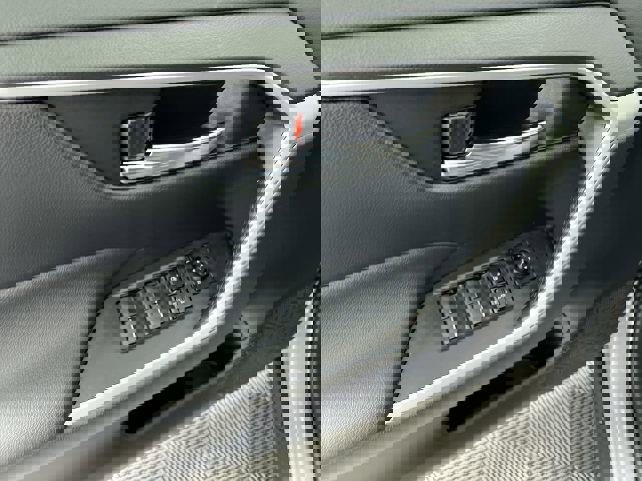 Used 2023 Toyota RAV4 SE image 14