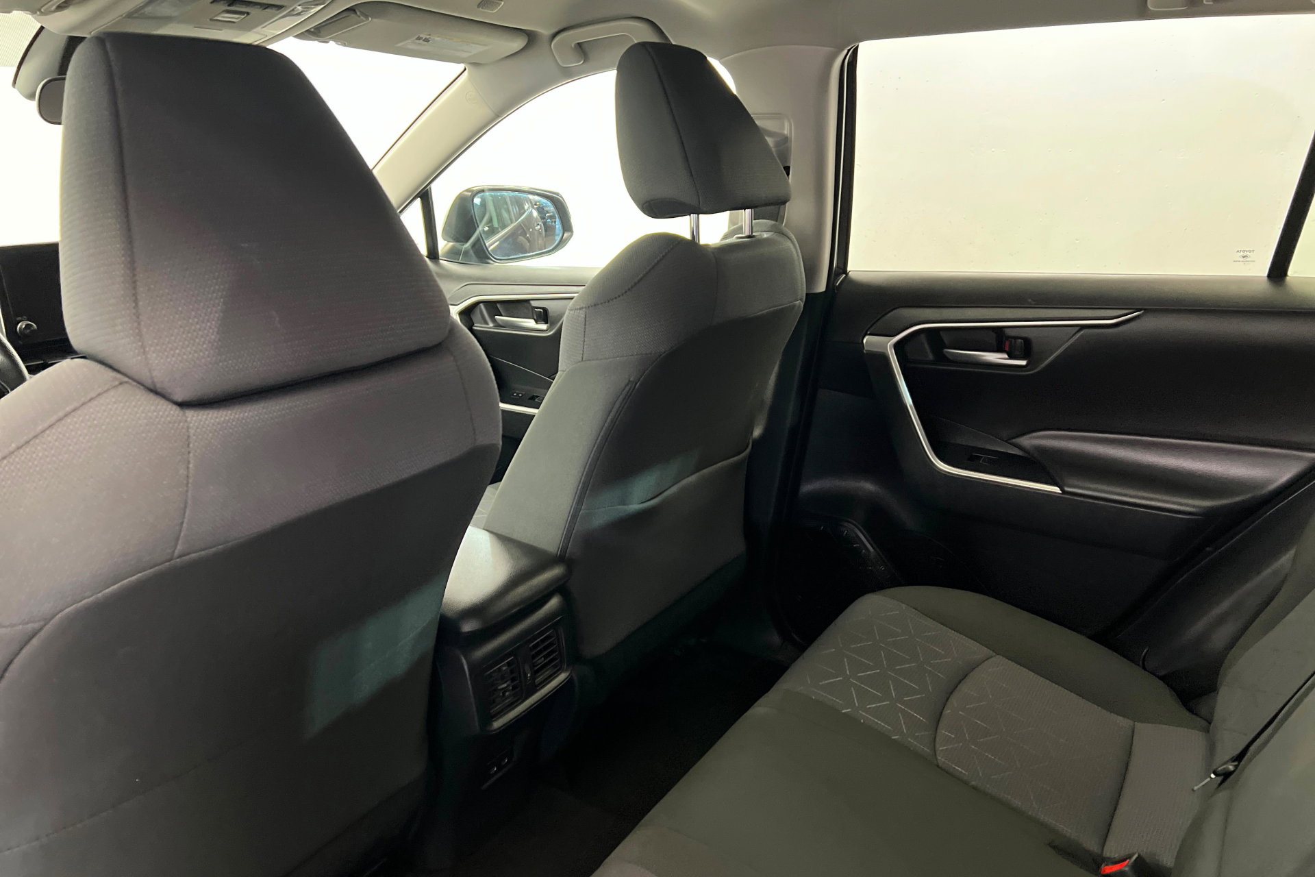 Used 2025 Toyota RAV4 XLE AWD/4WD image 19