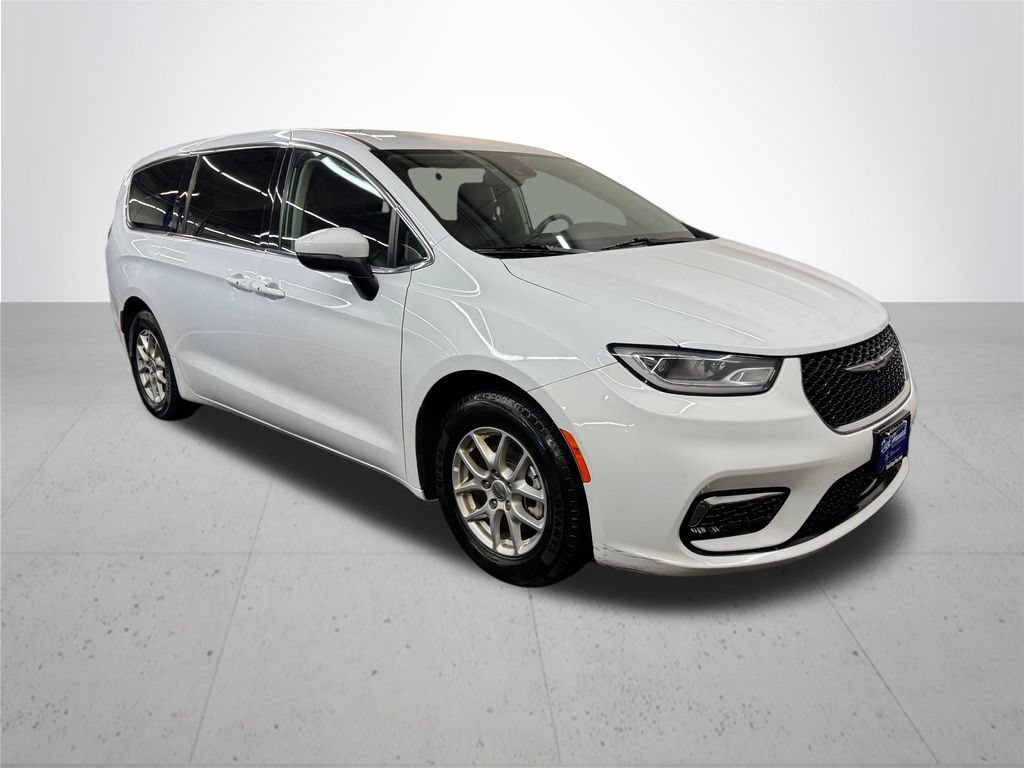 Used 2023 Chrysler Pacifica Touring-L FWD image 10