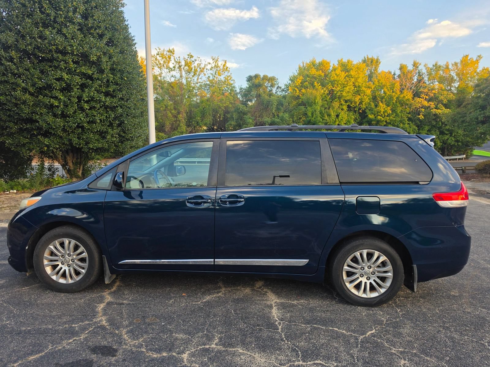 Used 2012 Toyota Sienna XLE FWD image 5