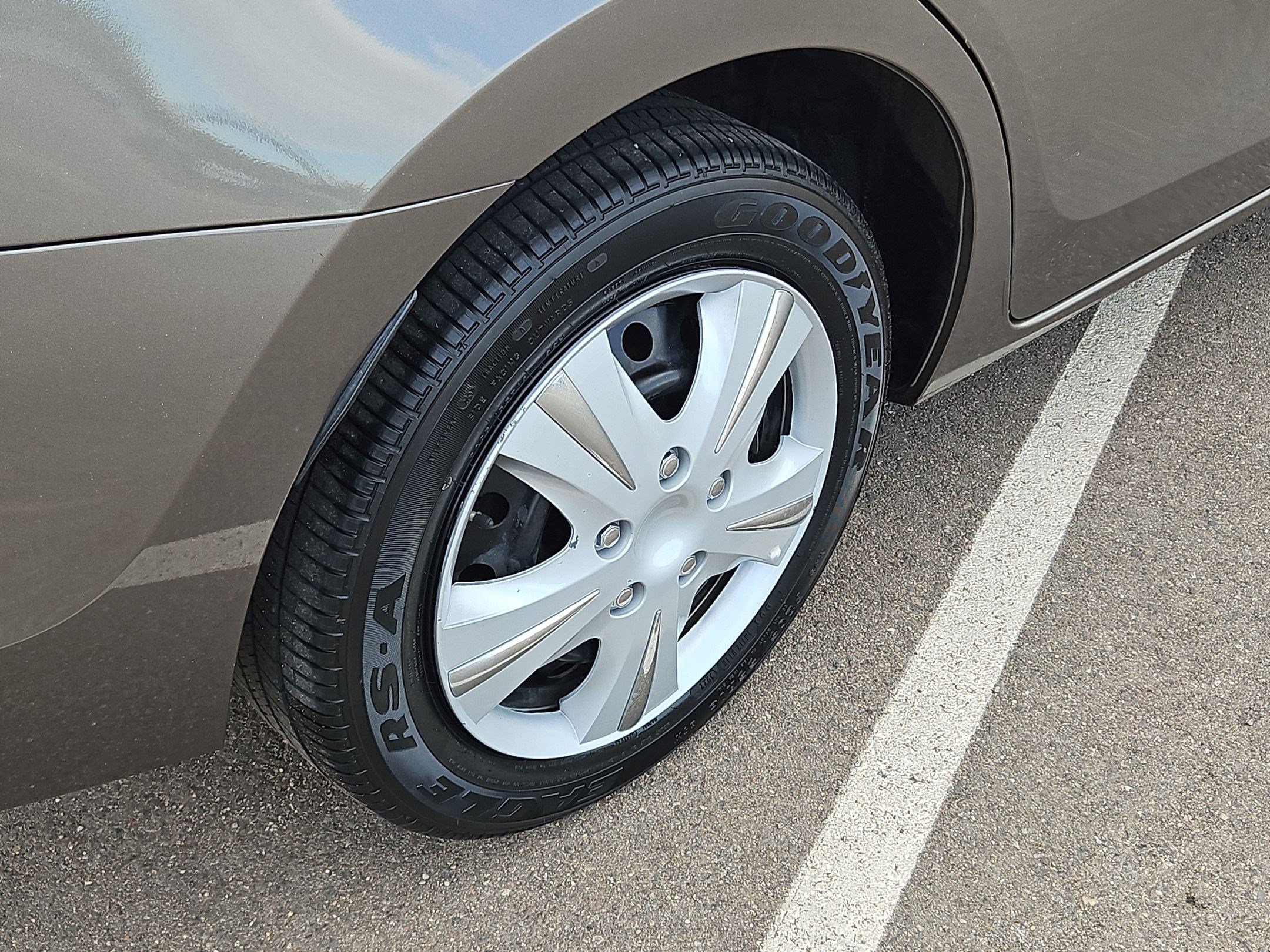 Used 2018 Toyota Corolla LE w/ Carpet Mat Package (TMS) FWD image 12