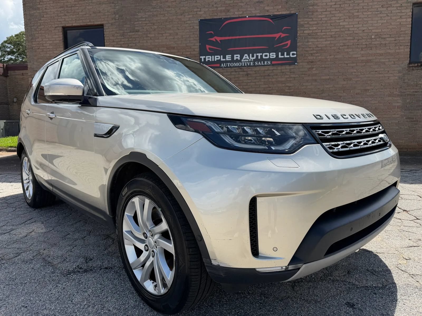 Used 2017 Land Rover Discovery HSE AWD/4WD image 2