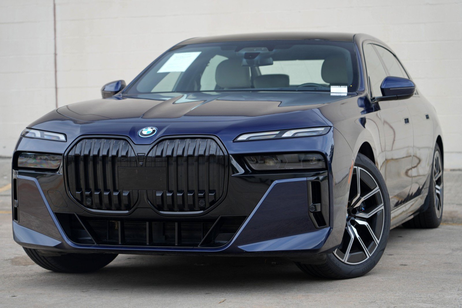 Used 2023 BMW i7 xDrive60 AWD/4WD image 3