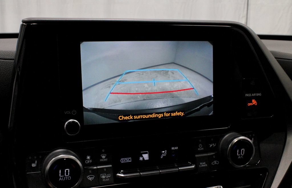 Used 2023 Toyota Highlander XLE AWD/4WD image 2