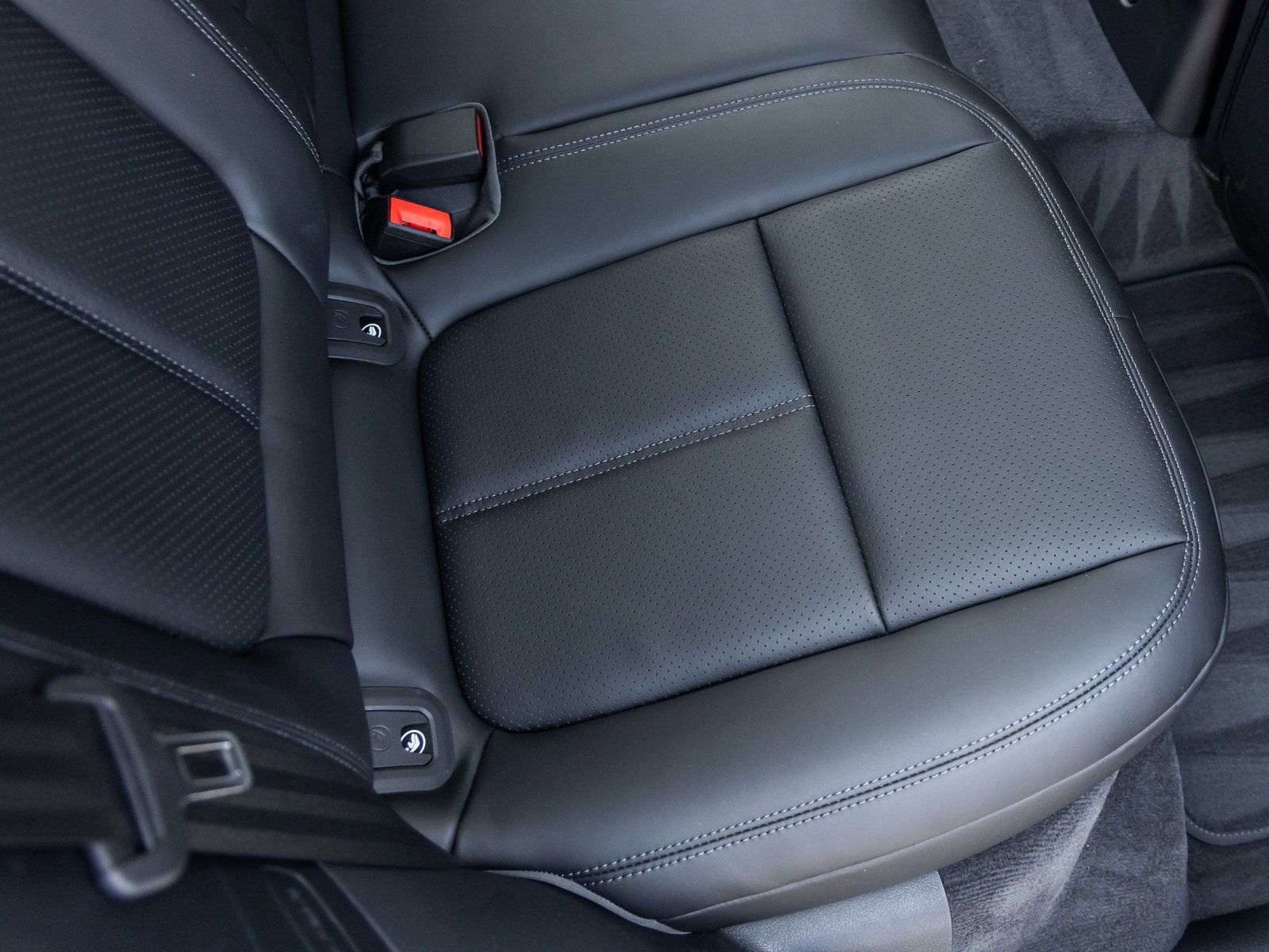 Certified 2025 Porsche Macan image 33