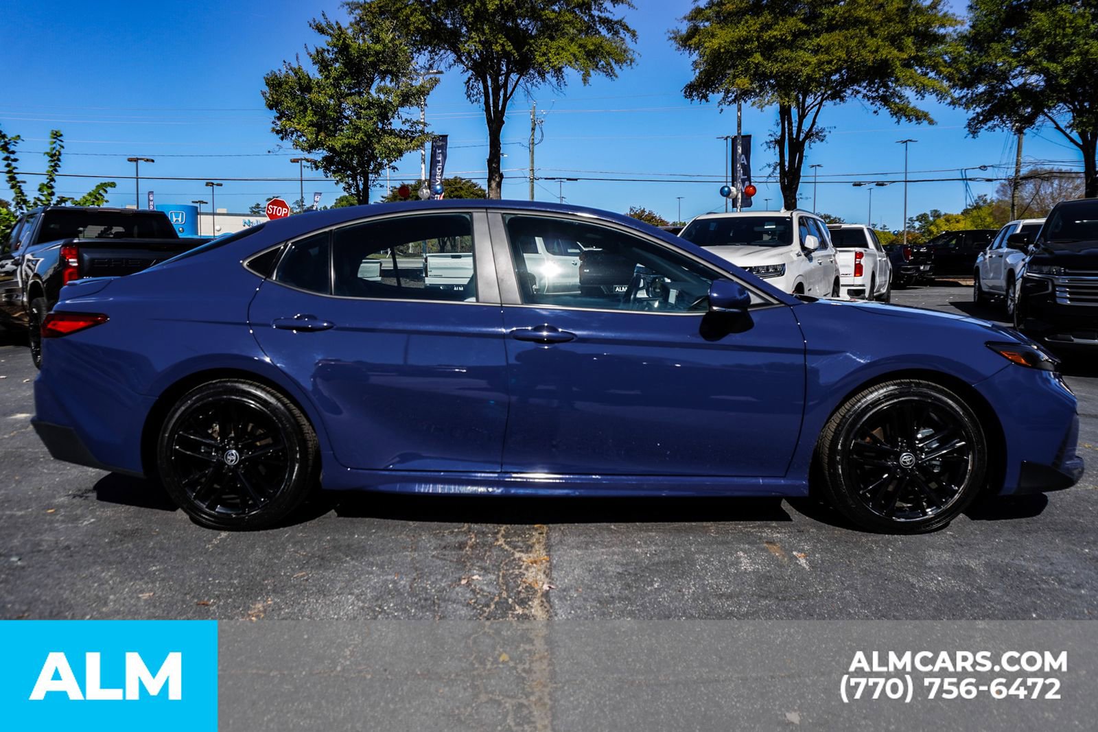 Used 2025 Toyota Camry SE image 11