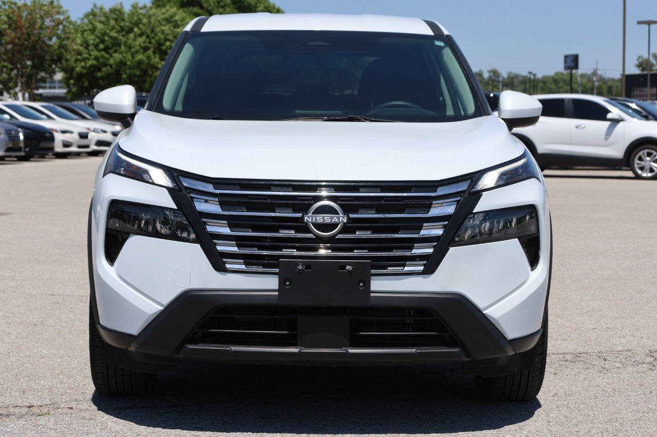 Used 2025 Nissan Rogue SV AWD/4WD image 2