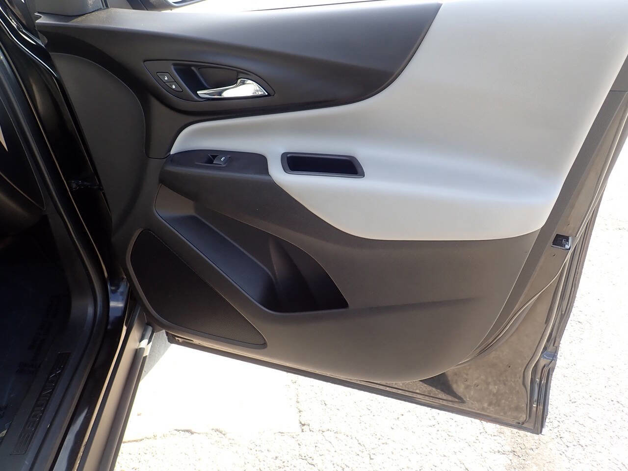 Used 2018 Chevrolet Equinox LS image 25