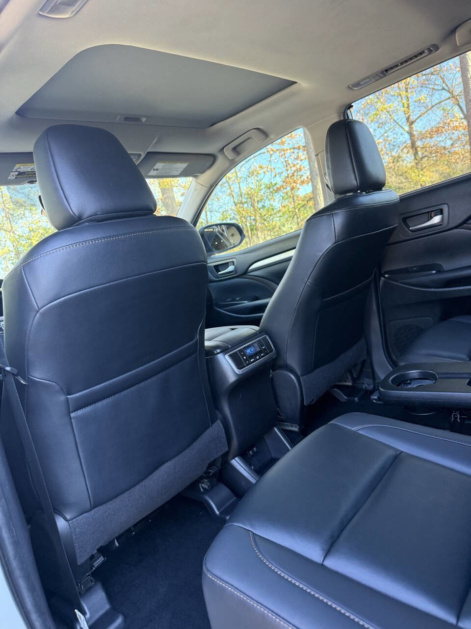 Used 2019 Toyota Highlander SE image 19