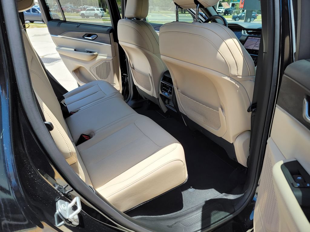 Used 2025 Jeep Grand Cherokee Limited w/ Luxury Tech Group II RWD image 15