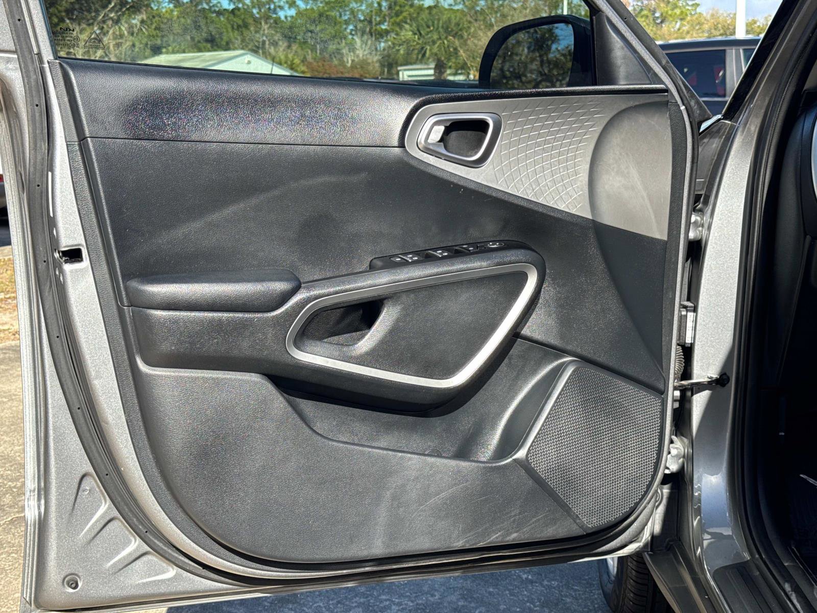 Used 2023 Kia Soul LX w/ LX Technology Package image 16