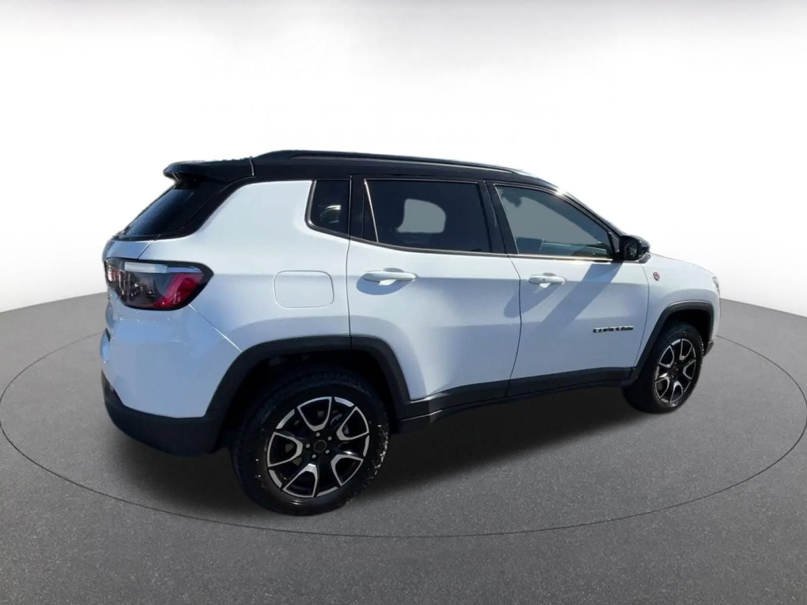 Used 2025 Jeep Compass Trailhawk AWD/4WD image 14