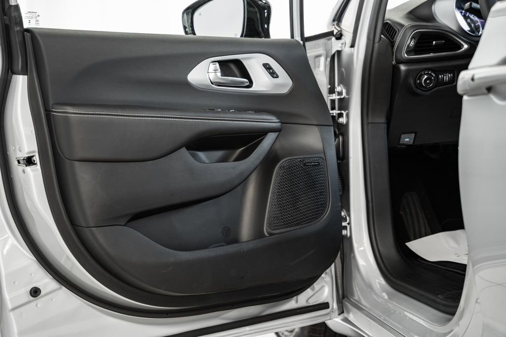 New 2026 Chrysler Pacifica Limited w/ Uconnect Theater Family Group image 35