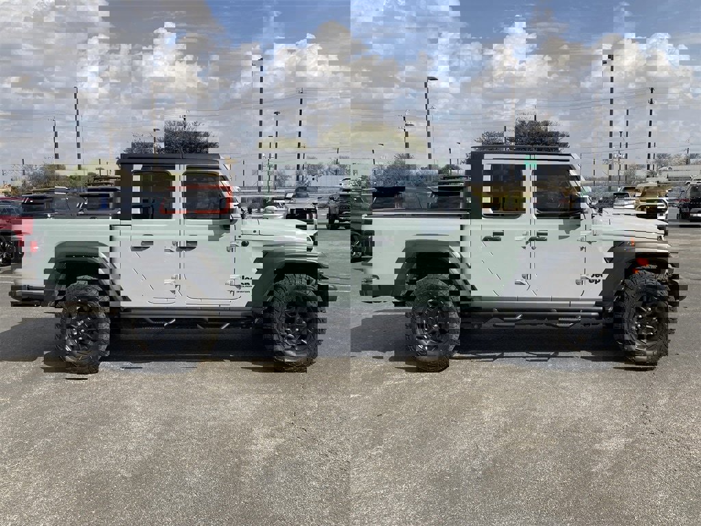 Used 2023 Jeep Gladiator Sport w/ Off Road Group image 4