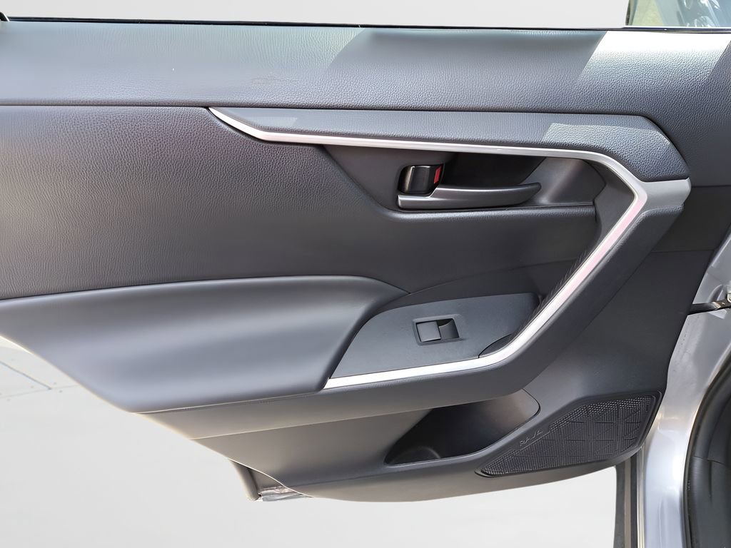 Used 2021 Toyota RAV4 LE image 7