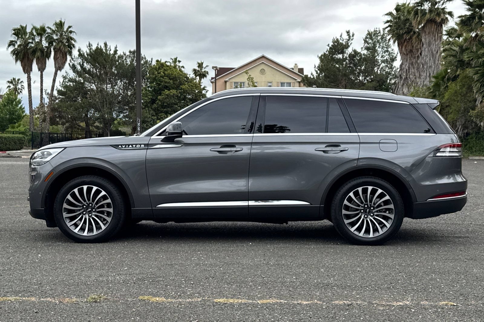 Used 2023 Lincoln Aviator Reserve w/ Equipment Group 201A RWD image 6