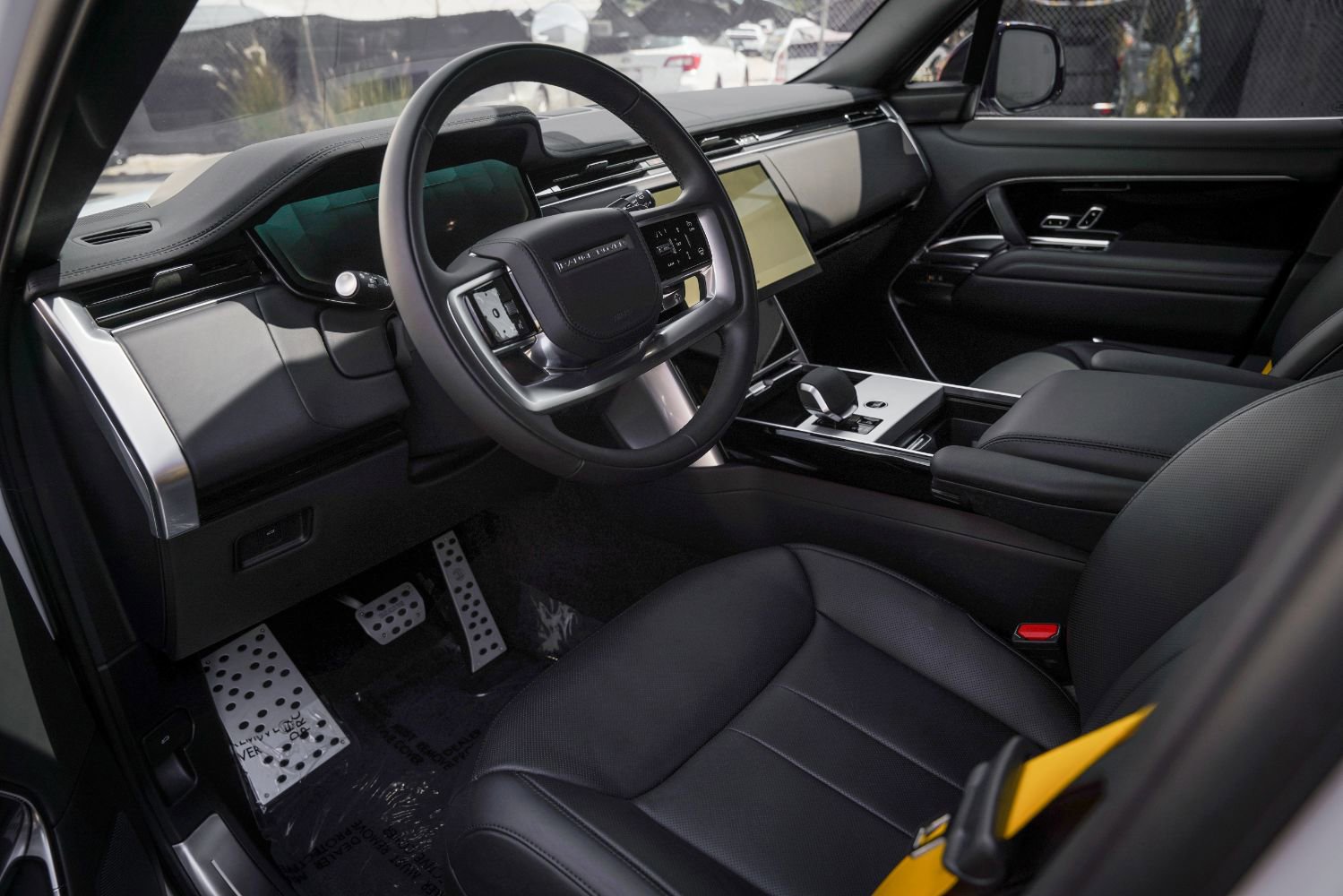 Used 2025 Land Rover Range Rover SE image 2