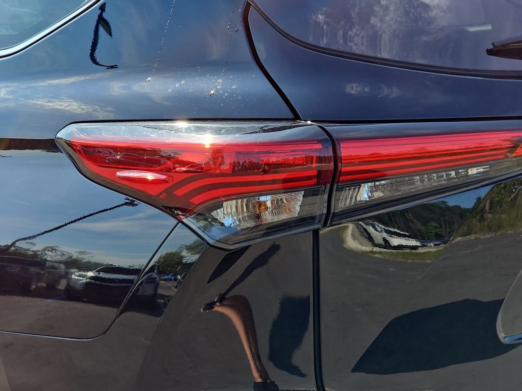 Used 2023 Toyota Highlander XLE AWD/4WD image 35